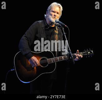 KRIS KRISTOFFERSON (22 giugno 1936 - 28 settembre 2024) uno studioso di Rhodes con uno stile di scrittura di canzoni e un carisma ruvido che divenne una superstar della musica country e Un attore di Hollywood, è morto a 88 anni. FOTO FILE: 30 gennaio 2010, Raleigh, North Carolina; USA: Leggendario cantante-cantautore KRIS KRISTOFFERSON si esibisce dal vivo come parte del Pine Cone Music Festival che si è svolto alla Meymandi Concert Hall. (Immagine di credito: © Jason Moore/ZUMApress.com) SOLO PER USO EDITORIALE! Non per USO commerciale! Foto Stock