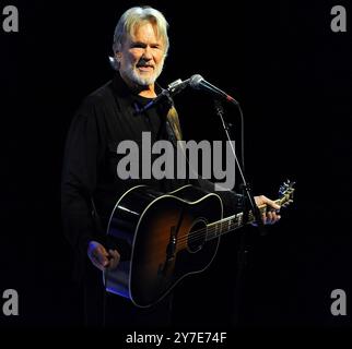 KRIS KRISTOFFERSON (22 giugno 1936 - 28 settembre 2024) uno studioso di Rhodes con uno stile di scrittura di canzoni e un carisma ruvido che divenne una superstar della musica country e Un attore di Hollywood, è morto a 88 anni. FOTO FILE: 30 gennaio 2010, Raleigh, North Carolina; USA: Leggendario cantante-cantautore KRIS KRISTOFFERSON si esibisce dal vivo come parte del Pine Cone Music Festival che si è svolto alla Meymandi Concert Hall. (Immagine di credito: © Jason Moore/ZUMApress.com) SOLO PER USO EDITORIALE! Non per USO commerciale! Foto Stock