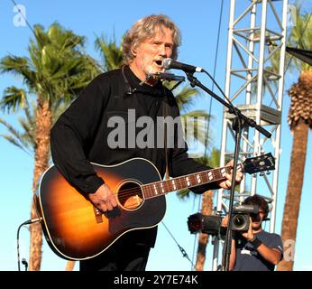 KRIS KRISTOFFERSON (22 giugno 1936 - 28 settembre 2024) uno studioso di Rhodes con uno stile di scrittura di canzoni e un carisma ruvido che divenne una superstar della musica country e Un attore di Hollywood, è morto a 88 anni. FOTO FILE: 6 maggio 2007, Indio, California, USA: Il leggendario musicista KRIS KRISTOFFERSON si esibisce durante il primo Festival annuale di musica country di Stagecoach. (Immagine di credito: © Jason Moore/ZUMA Press) SOLO PER USO EDITORIALE! Non per USO commerciale! Foto Stock