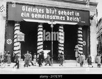 Vista della Loos Haus, un edificio pubblico di Vienna, decorato con decorazioni e un grande stendardo con una citazione di Hitler, "quelli dello stesso sangue appartengono allo stesso Reich!" Tali striscioni sono stati appesi in tutta l'Austria nelle settimane precedenti il plebescito del 10 aprile sull'incorporazione dell'Austria nel Reich tedesco. La foto è datata aprile 1938 Foto Stock