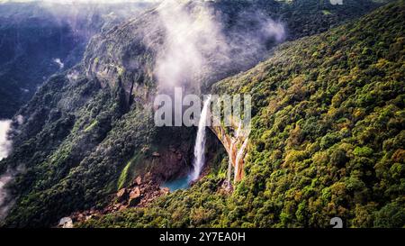 Cascate Nohkalikai, vicino a Cherrapunji Meghalaya Foto Stock