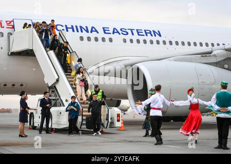 Pechino, Russia. 28 settembre 2024. I passeggeri a bordo del primo volo diretto dalla Cina Shanghai a Kazan operato da China Eastern Airlines, arrivano all'aeroporto di Kazan a Kazan, Russia, il 28 settembre 2024. Il centro finanziario cinese Shanghai ha lanciato la sua prima rotta aerea diretta verso Kazan, in Russia, ampliando le opzioni di viaggio per la prossima festa nazionale. Operato da China Eastern Airlines, il volo MU5065 è partito dall'aeroporto internazionale di Shanghai Pudong sabato pomeriggio, trasportando 240 passeggeri. I voli di andata e ritorno sono programmati tre volte alla settimana. Crediti: Cao Yang/Xinhua/Alamy Live News Foto Stock