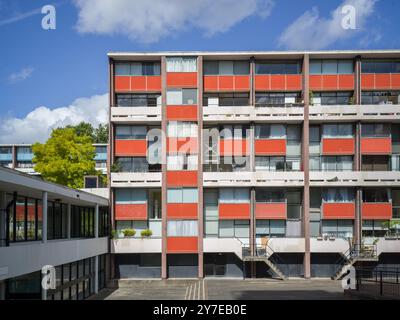 Il Golden Lane Estate è un complesso residenziale del 1950 nella City di Londra progettato dagli architetti Chamberlain, Powell e Bon in stile modernista Foto Stock