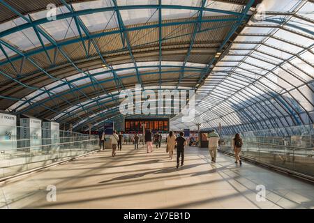 All'interno della stazione Waterloo di Londra, mostra la piattaforma che porta ai binari dei treni South West Foto Stock