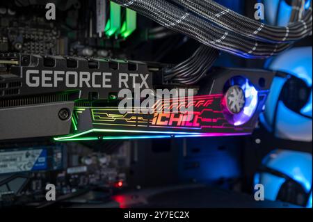 Nova Bana, Slovacchia - 29 settembre 2024: Scheda grafica NVIDIA GeForce RTX 3080 all'interno della torre del PC da gioco. GPU nel computer desktop. Foto Stock