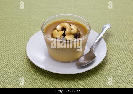 Watalappam, budino di crema al cocco dello Sri Lanka con zucchero di palma pavone. Foto Stock