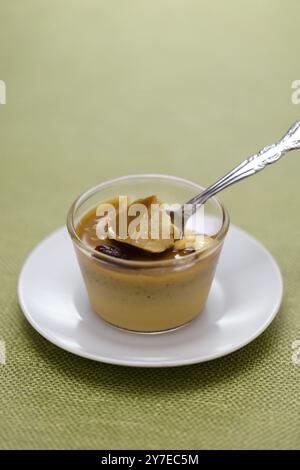 Watalappam, budino di crema al cocco dello Sri Lanka con zucchero di palma pavone. Foto Stock