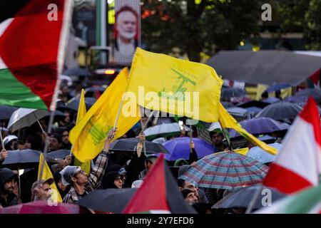 Teheran, Teheran, Iran. 28 settembre 2024. I manifestanti ondeggiano bandiere di Hezbollah durante un raduno per sostenere Hezbollah nella piazza Felestin (Palestina) nel centro di Teheran, Iran, sabato 28 settembre 2024. (Credit Image: © Sobhan Farajvan/Pacific Press via ZUMA Press Wire) SOLO PER USO EDITORIALE! Non per USO commerciale! Foto Stock