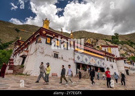 LHASA, TIBET CINA - 3 luglio 2022: Più persone accanto all'ingresso del monastero di sera Foto Stock