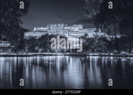 Il Palazzo Potala di notte è l'altitudine più alta del mondo, un magnifico edificio che integra palazzi, castelli e monasteri. E' anche la Foto Stock