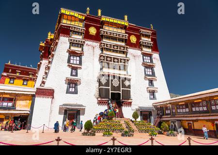 21 AGOSTO 2022, TIBET, CINA: Ingresso principale al Palazzo Potala a Lhasa, Tibet. Cielo blu con spazio di copia per il testo Foto Stock