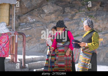 SHIGATSE, TIBET, CINA - 2 AGOSTO 2022: Pellegrino tibetano non identificato nel monastero di Tashilhunpo - Shigatse, Tibet Foto Stock