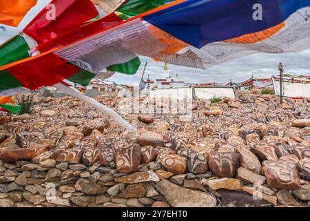 SHIGATSE, TIBET, CINA - 2 AGOSTO 2022: Ciottoli del lago sacro Manasarovar con geroglifici e mantra buddista principale Om mani Padme Hum , che può Foto Stock