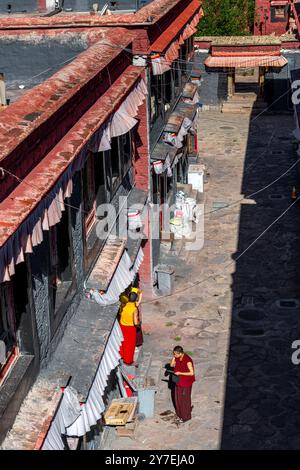 20 AGOSTO 2022 Shigatse, Tibet, Cina. Monaco buddista tibetano non identificato presso il Monastero di Sakya noto anche come Pel Sakya situato nella città di Sa'gya - Tingri Foto Stock