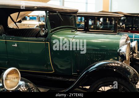 le auto sono nel garage della stazione di servizio Foto Stock