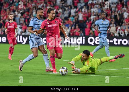 St. Louis, Missouri, Stati Uniti. 28 settembre 2024. L'attaccante SIMON BECHER (11) del St. Louis St. Louis cerca di evitare le immersioni il portiere dello Sporting Kansas City JOHN PULSKAMP (1). St. Louis ospitò Kansas City al Citypark di St. Louis, Missouri. (Credit Image: © Sven White/ZUMA Press Wire) SOLO PER USO EDITORIALE! Non per USO commerciale! Foto Stock