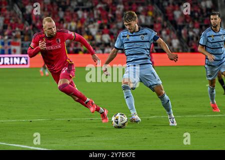 St. Louis, Missouri, Stati Uniti. 28 settembre 2024. Il difensore dello Sporting Kansas City JAKE DAVIS (17) cerca di tenere il pallone lontano dal St. Louis St. Louis SC JOAO KLAUSS (9). St. Louis ospitò Kansas City al Citypark di St. Louis, Missouri. (Credit Image: © Sven White/ZUMA Press Wire) SOLO PER USO EDITORIALE! Non per USO commerciale! Foto Stock