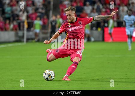 St. Louis, Missouri, Stati Uniti. 28 settembre 2024. Il centrocampista del St. Louis St. Louis SC RASMUS ALM (21) si prepara ad attraversare la palla in azione contro lo Sporting Kansas City. St. Louis ospitò Kansas City al Citypark di St. Louis, Missouri. (Credit Image: © Sven White/ZUMA Press Wire) SOLO PER USO EDITORIALE! Non per USO commerciale! Foto Stock