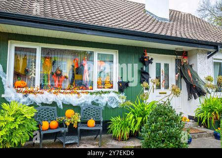 Cottage decorato per Halloween con zucche e figure spaventose. Cong, Irlanda Foto Stock