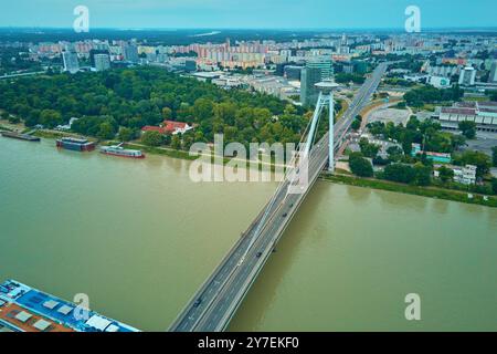 Vista panoramica di Bratislava con la maggior parte degli SNP a forma di UFO. Vista aerea del moderno ponte strallato sul Danubio Foto Stock