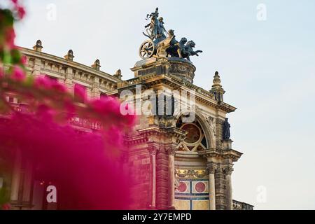 Vista dettagliata della facciata del Semperoper Opera House di Dresda con dettagli architettonici e scultura del carro in cima. Architettura tedesca con storica Foto Stock