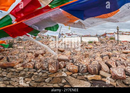 SHIGATSE, TIBET, CINA - 2 AGOSTO 2022: Ciottoli del lago sacro Manasarovar con geroglifici e mantra buddista principale Om mani Padme Hum , che può Foto Stock