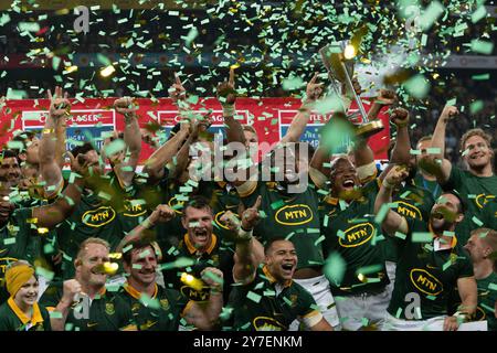 Sia Kolisi detiene il trofeo in alto e festeggia con i suoi compagni di squadra dopo aver vinto il Castle Lager Rugby Championship 2024 a Mbombela Foto Stock