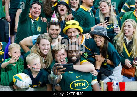 Siya Kolisi fa un selfie celebrativo con i fan dopo aver vinto il Castle Lager Rugby Championship 2024 contro i Pumas a Mbombela Foto Stock