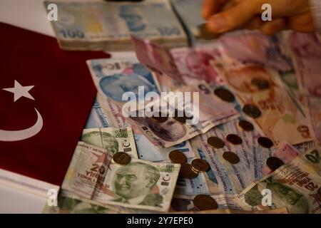 Le banconote in lira turca sono esposte in Turchia il 2019 dicembre. La lira turca è l'unità del denaro turco. Le banconote in lire turche sono in tagli da 1, 5, 10, 20, 50, 100 e 200 lire. La lira è divisa in 100 Kuruş. La lira turca è la valuta della Turchia e della Repubblica turca di Cipro del Nord Foto Stock