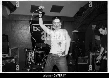 KAREN o, YEAH YEAH YEAHS, PRIMO TOUR nel Regno Unito, 2002: A Young Karen o of Yeah Yeah Yeahs si esibisce in un film horror Frankenstein mask suonando un piccolo concerto sudato nel loro primo tour nel Regno Unito al Barfly Club di Cardiff, Galles, Regno Unito, il 21 aprile 2002. Foto: Rob Watkins. NFO: Yeah Yeah Yeahs è un gruppo musicale indie rock statunitense formatosi nel 2000, noto per il loro energico sound art-punk. Guidati dalla carismatica cantante Karen o, hanno guadagnato fama con successi come "Maps" e "Heads Will Roll", che fondono il rock grezzo del garage con la profondità emotiva. Foto Stock