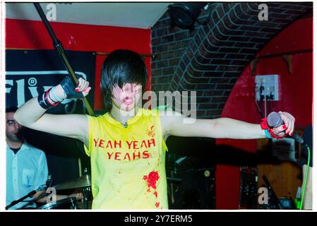 KAREN o, YEAH YEAH YEAHS, PRIMO TOUR nel Regno Unito, 2002: Una giovane Karen o di Yeah Yeah Yeahs che suona un piccolo concerto sudato nel loro primo tour nel Regno Unito al Barfly Club di Cardiff, Galles, Regno Unito, il 21 aprile 2002. Foto: Rob Watkins. NFO: Yeah Yeah Yeahs è un gruppo musicale indie rock statunitense formatosi nel 2000, noto per il loro energico sound art-punk. Guidati dalla carismatica cantante Karen o, hanno guadagnato fama con successi come "Maps" e "Heads Will Roll", che fondono il rock grezzo del garage con la profondità emotiva. Foto Stock