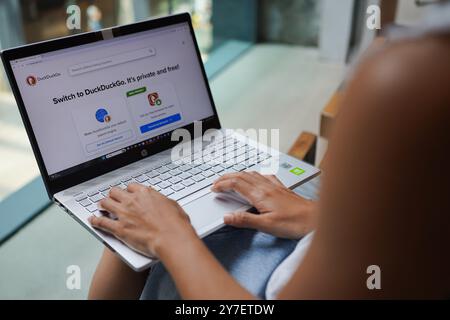 Cina. 29 settembre 2024. In questa illustrazione, Una donna visita il sito web DuckDuckGo sul suo laptop (foto di Serene Lee/SOPA Images/Sipa USA) *** esclusivamente per notizie editoriali *** credito: SIPA USA/Alamy Live News Foto Stock