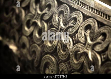 Scultura decorativa su sarcofago in legno nel tradizionale luogo di sepoltura nel villaggio di Kete Kesu, Toraja Nord, Sulawesi Sud, Indonesia. Foto Stock