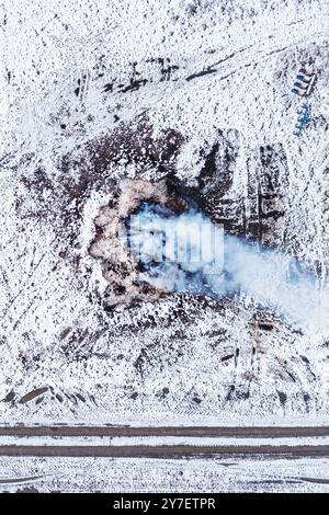 Mucchio di letame in fiamme presso l'azienda agricola, inquinamento atmosferico e contaminazione, colpo aereo dal drone pov, vista dall'alto Foto Stock