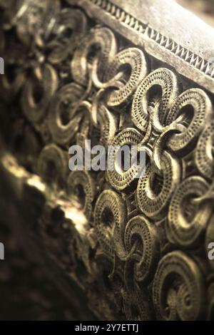 Scultura decorativa su sarcofago in legno nel tradizionale luogo di sepoltura nel villaggio di Kete Kesu, Toraja Nord, Sulawesi Sud, Indonesia. Foto Stock