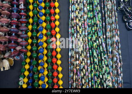 Perline in un negozio di artigianato all'Uganda Equator Foto Stock
