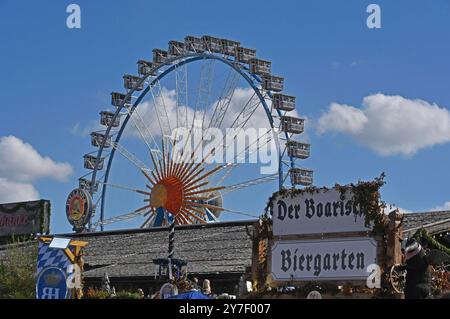 Willenborgs Riesenrad beim 189. Oktoberfest 2024 auf der Theresienwiese. München, 29.09.2024 *** Willenborgs Ferris Wheel al 189 Oktoberfest 2024 sul Theresienwiese Monaco di Baviera, 29 09 2024 foto:XB.xSaarx/xFuturexImagex oktoberfest 4909 Foto Stock