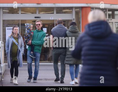 Vienna, Austria. 29 settembre 2024. Gli elettori sono visti in una stazione elettorale a Vienna, Austria, il 29 settembre 2024. I primi risultati delle elezioni parlamentari austriache tenutesi qui domenica hanno dimostrato che il Partito della libertà di estrema destra sta guidando il voto nazionale e si è assicurato la sua prima vittoria elettorale generale, secondo i resoconti dei media. Credito: He Canling/Xinhua/Alamy Live News Foto Stock