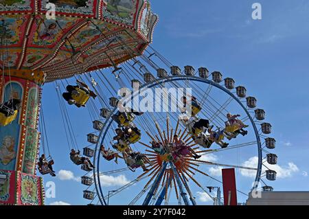 Kettenkarussell und Willenborgs Riesenrad beim 189. Oktoberfest 2024 auf der Theresienwiese. München, 29.09.2024 *** Carosello a catena e ruota panoramica Willenborgs al 189 Oktoberfest 2024 sul Theresienwiese Monaco di Baviera, 29 09 2024 foto:XB.xSaarx/xFuturexImagex oktoberfest 4911 Foto Stock