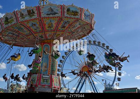 Kettenkarussell und Willenborgs Riesenrad beim 189. Oktoberfest 2024 auf der Theresienwiese. München, 29.09.2024 *** Carosello a catena e ruota panoramica Willenborgs al 189 Oktoberfest 2024 sul Theresienwiese Monaco di Baviera, 29 09 2024 foto:XB.xSaarx/xFuturexImagex oktoberfest 4913 Foto Stock