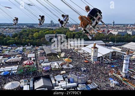 Kettenflieger Bayern Tower nel 189. Oktoberfest 2024 auf der Theresienwiese. München, 29.09.2024 *** Kettenflieger Bayern Tower al 189 Oktoberfest 2024 sul Theresienwiese Monaco di Baviera, 29 09 2024 foto:XB.xSaarx/xFuturexImagex oktoberfest 4934 Foto Stock