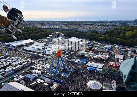 Willenborgs Riesenrad beim 189. Oktoberfest 2024 auf der Theresienwiese. München, 29.09.2024 *** Willenborgs Ferris Wheel al 189 Oktoberfest 2024 sul Theresienwiese Monaco di Baviera, 29 09 2024 foto:XB.xSaarx/xFuturexImagex oktoberfest 4935 Foto Stock