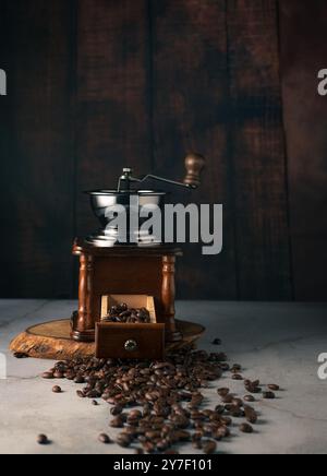 Macinacaffè d'epoca con chicchi di caffè su macinato in marmo Foto Stock