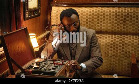 BABS OLUSANMOKUN IN THE MINISTRY OF UNGENTLEMANLY WARFARE (2024), DIRETTO DA GUY RITCHIE. Crediti: FILM LIONS GATE / album Foto Stock