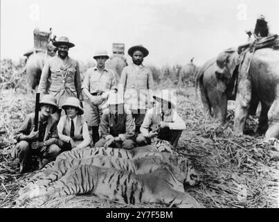 Il generale Bruce in una spedizione di sparatorie a tigre. Il capo della spedizione del Monte Everest prese parte come ospite del tenente colonnello W. F. o'Conner (secondo da destra) alla caccia alla tigre in Nepal. 1924 Foto Stock