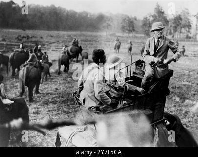 Il generale Bruce in una spedizione di sparatorie a tigre. Il capo della spedizione del Monte Everest prese parte come ospite del tenente colonnello W. F. o'Conner alla caccia alla tigre in Nepal. 1924 Foto Stock