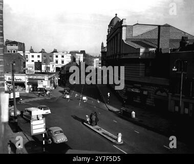 Deviazione di sola andata a Kings Cross. Londra: Una foto scattata alle 90,30 di questa mattina, all'estremità di King's Cross di Grays Inn Road, guardando a nord lungo Caledonian Raod, dove, in connessione con le misure di emergenza del traffico di Scotland Yard per combattere il caos del traffico di lunedì scorso a seguito dello sciopero dei lavoratori della metropolitana, era in funzione uno schema di traffico a senso unico. Normalmente il traffico che utilizza Grays Inn Road e Caledonian Road è permesso scorrere in entrambe le direzioni, ma durante la deviazione temporanea a senso unico di questa mattina, il traffico verso nord di Grays Inn Road è stato deviato a sinistra della foto, e verso sud B. Foto Stock