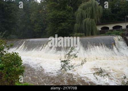 DATA RECORD NON DICHIARATA Ostsachsen - Dauerregen sorgt für weitersteigende Pegel 16.09.2024 Neukirch/Lausitz, Schirgiswalde-Kirschau, Bautzen Spree/Stausee Fotograf: LausitzNews.de Aufgrund der anhaltenden Regenfälle steigen die Pegel der Wesenitz in Neukirch/Lausitz und Spree weiter rasch an. Halten die Regenfälle weiterhin an, so kann es morgen schon zu einer weiteren Erhöhung der Alarmstufe kommen. Die aktuellen Pegelstände: Neukirch/Lausitz - Wesenitz: 115 cm / 6,79 m3/s Alarmstufe 1 überschritten Schirgiswalde - Spree: 256 cm / 15,1 m3/s Alarmstufe 2 erreicht Bautzen - Sprea: 207 cm/ 24 m3/s, Foto Stock