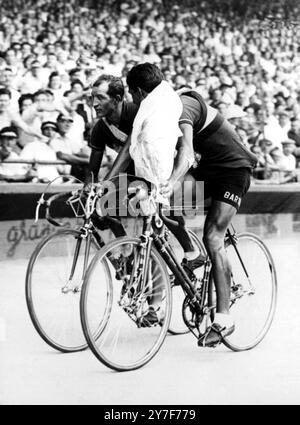 Due dei piloti italiani, Bartali e Corrieri, sono mostrati mentre fanno il loro Tour d'Onore, nel Parc des Princes dopo la fine del Tour De France. Il vincitore assoluto della gara di 4.000 chilometri è stato Fausto Coppi. 24 luglio 1949. Foto Stock