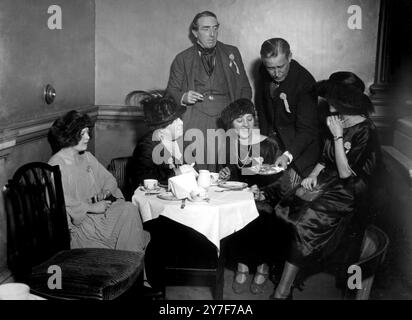 La figlia di Premier nel ruolo di Hostess A la danzante ebbe luogo al Claridge's Hotel in aiuto del Children's Holiday Fund e alla Muriel Viscontessa Helmsley's Day Nursery a Hoxton. L ro R : Miss Megan Lloyd George, (hostess) viscontessa Helmsley, Miss Violet Loraine (Mrs Edward Joicey) e Mrs Shaw organizzatrice. Da sinistra a destra sul retro : il signor George Belcher, il noto artista, e il signor Dennis Eadie. 10 dicembre 1921 Foto Stock